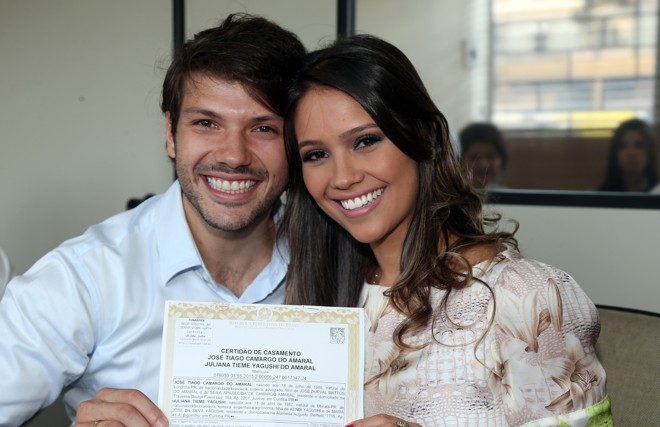 Quem também trocou alianças de casados foi o advogado e deputado estadual Tiago Amaral (DEM) e a engenheira agrônoma Juliane Yagushi. Os dois oficializaram a união ontem, em um cartório de Curitiba. | Orlando Kissner