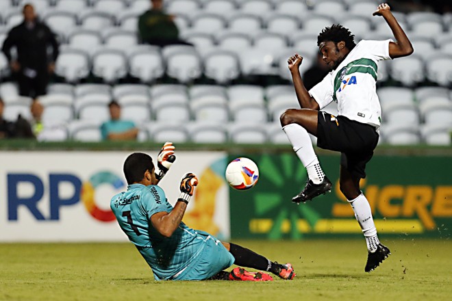 Negueba tenta fazer o dele, mas para no goleiro do Cascavel. | Albari Rosa/Gazeta do Povo