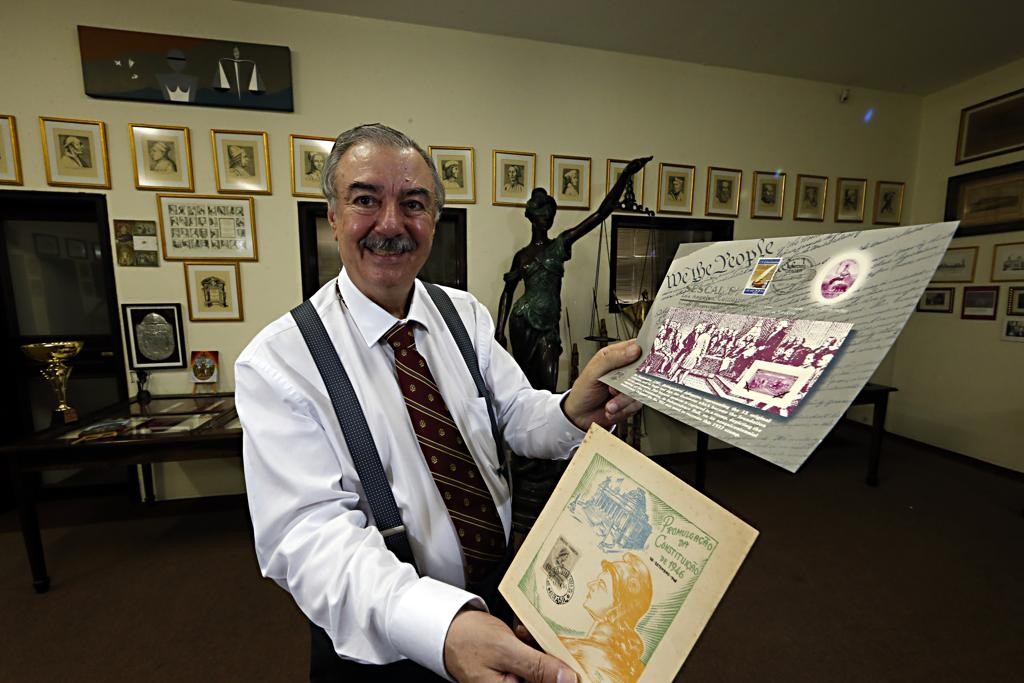 Advogado João Casillo mostra itens da sua coleção de selos.