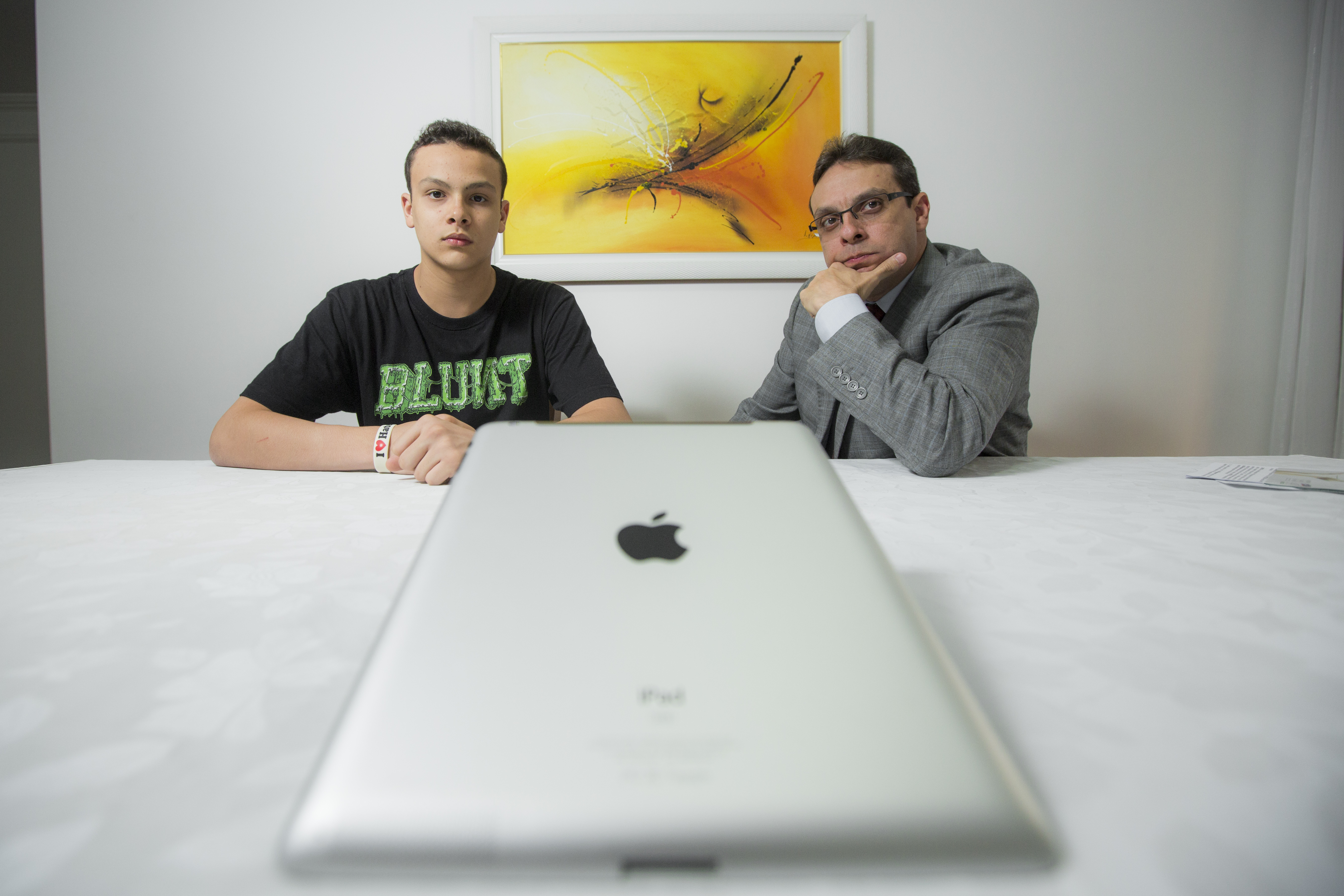 O advogado Alexandre Rangel (à direita) e o filho, Vitor, que é aluno do Dom Bosco em Curitiba. | Brunno Covello/Gazeta do Povo