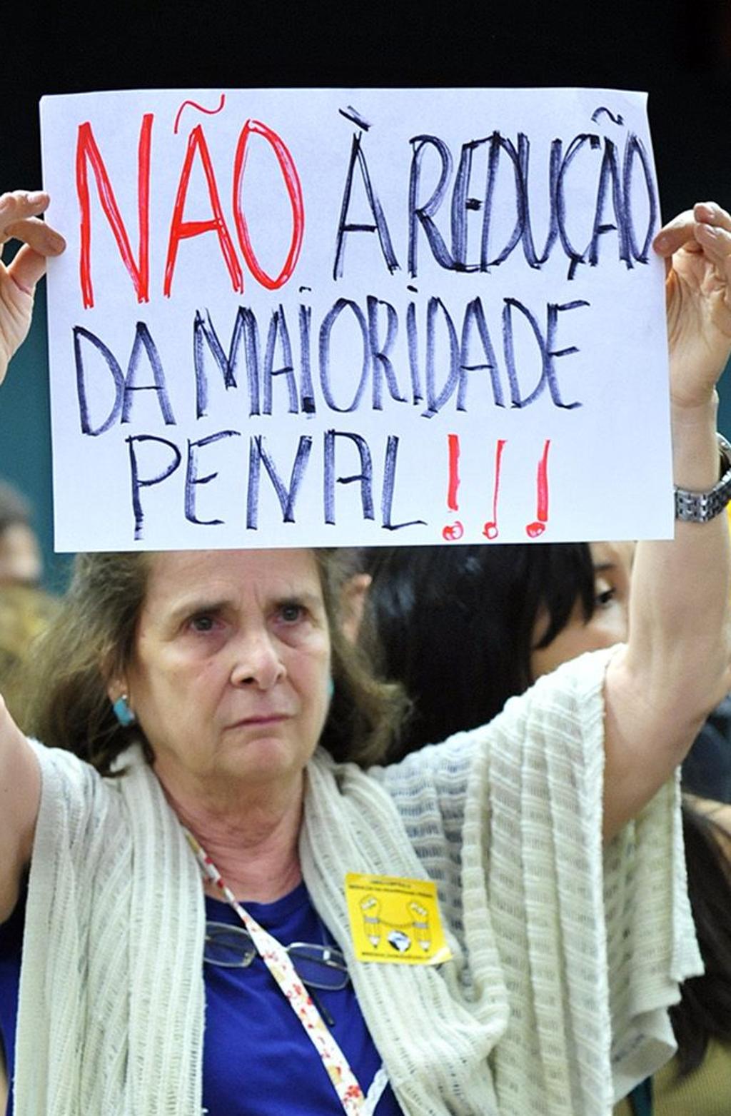 Protesto na Câmara Federal contra a redução da maioridade penal: tema divide opiniões. | Gabriela Korossy / Câmara dos Deputados