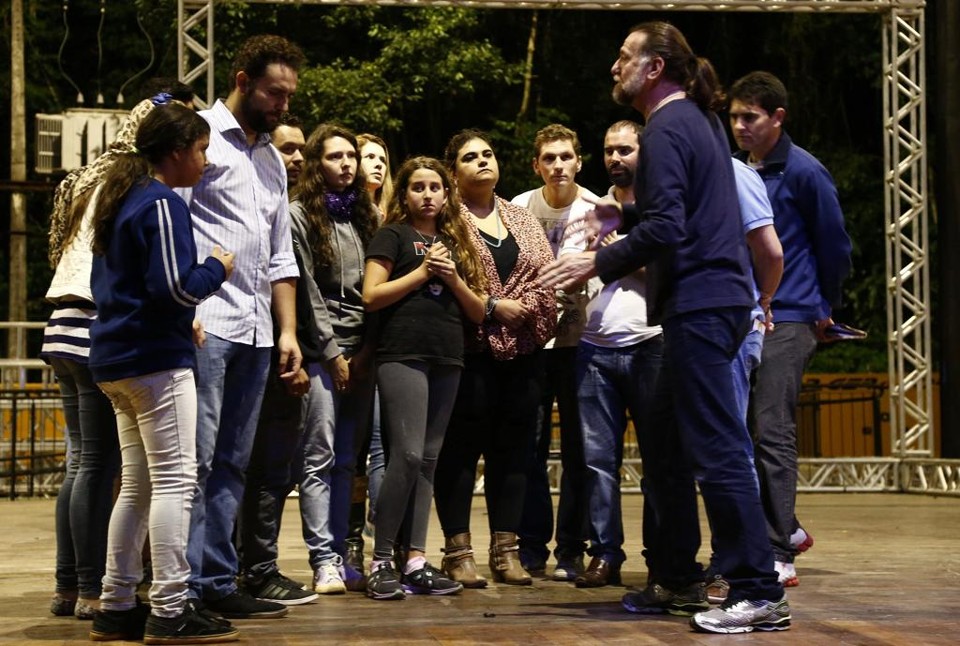 Aparecido Massi faz marcação com voluntários no ensaio geral de quarta-feira. | Hugo Harada/Gazeta do Povo
