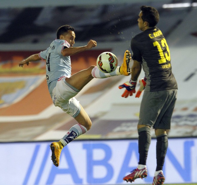 KARATE KID: Orellana deixou a bola de lado e foi o pé no peito do goleiro Cláudio Bravo. Apesar da apelação, o Celta perdeu em casa para o Barcelona, por 1 a 0. | Salvador Sas/EFE