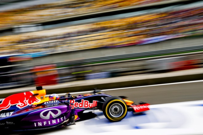 Daniel Ricciardo, da Red Bull, teve problemas com os freios, mas no fim das atividades em Xangai surpreendeu com a terceira melhor volta. | Diego Azubel/EFE