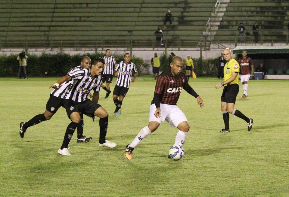 Walter tenta a jogada no Helenão: estreia discreta do atacante em derrota inesperada pela Copa do Brasil. | Felipe Couri/Especial para Gazeta do Povo