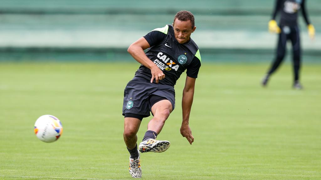 Carlinhos é jogador do Coritiba até maio de 2017. | Brunno Covello/Gazeta do Povo