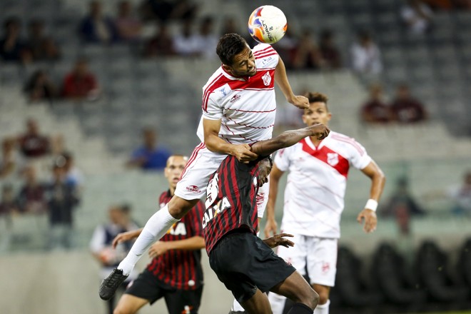 Douglas Coutinho atropelado pelo adversário. | Brunno Covello/Gazeta do Povo