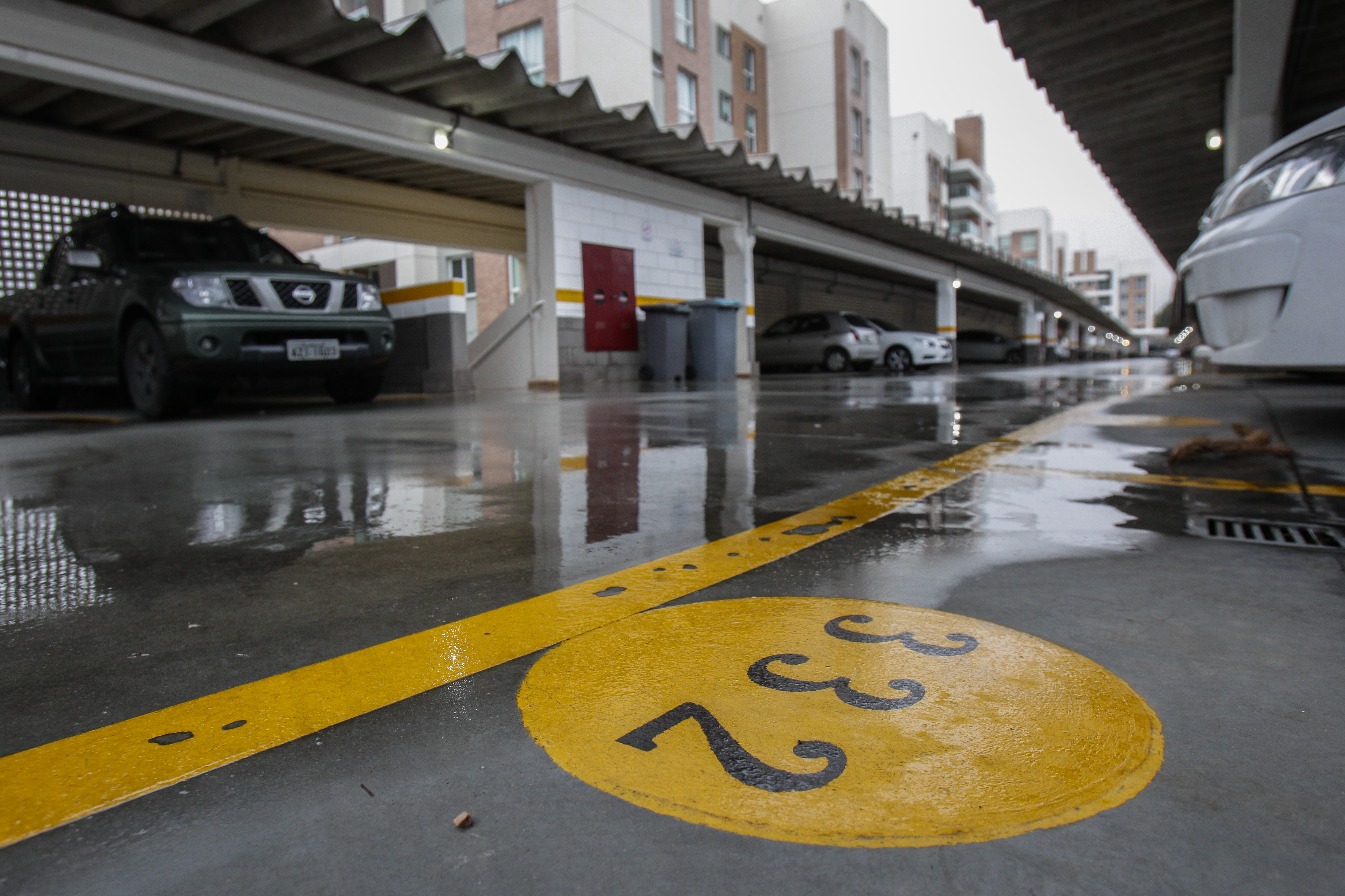Garagem do empreendimento Garden Odessa: cinco vagas de visitantes foram fechadas por desrespeito às regras de uso do espaço.  | Daniel Castellano/Gazeta do Povo