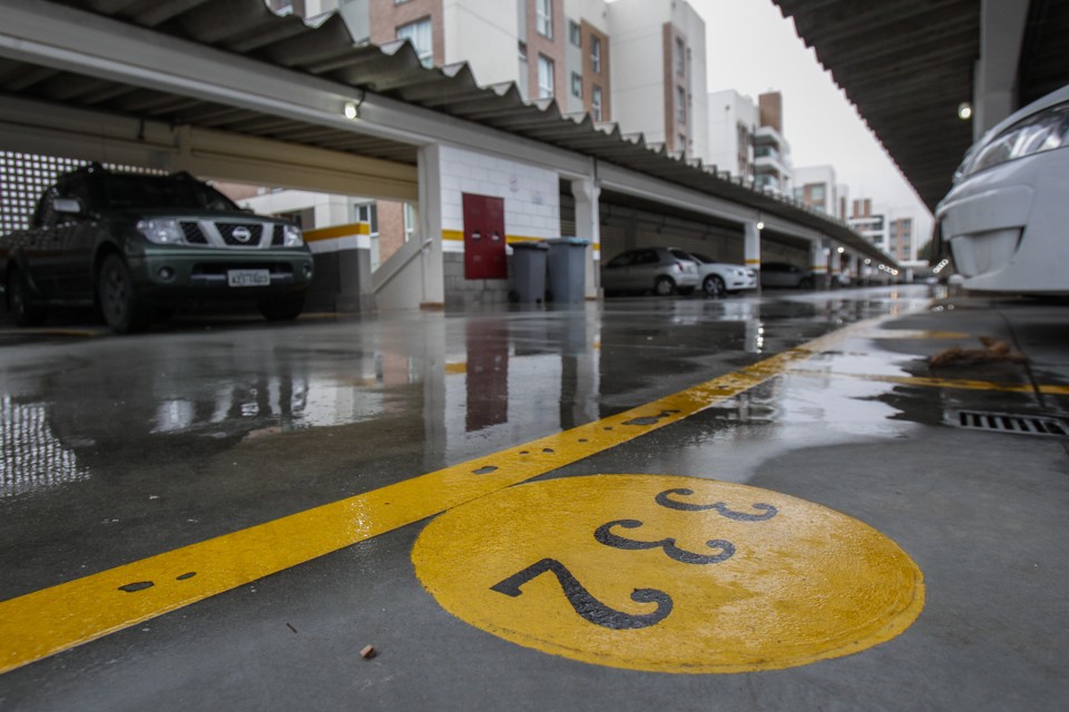 Garagem do empreendimento Garden Odessa: cinco vagas de visitantes foram fechadas por desrespeito às regras de uso do espaço.  | Daniel Castellano/Gazeta do Povo