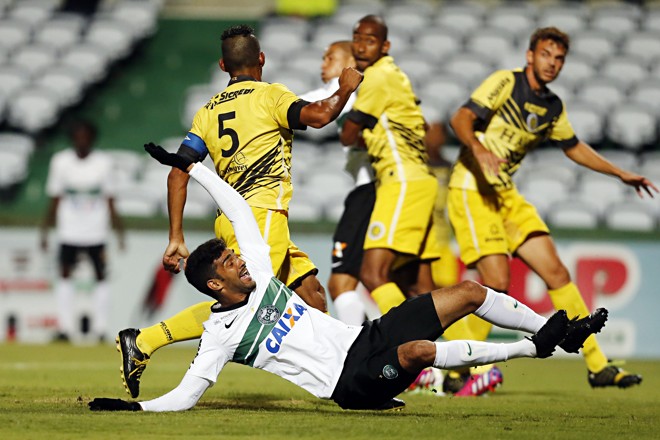 Lance do pênalti em Alan Santos, muito criticado pelos jogadores do Cascavel. | Albari Rosa/Gazeta do Povo