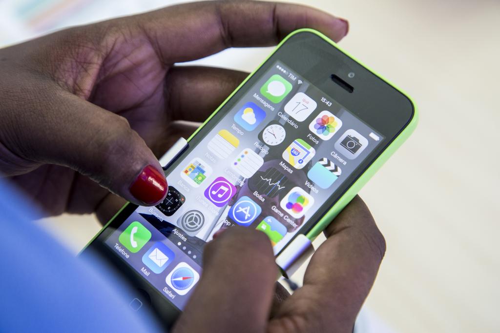 Usar o smartphone para pagar contas e serviços é cada vez mais comum. | Brunno Covello/Gazeta do Povo