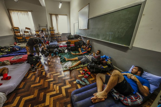 Seleção Brasileira de Futebol Americano fazendo um treinamento intensivo no feriado de Tiradentes na Unicentro em Irati, interior do Paraná. Seleção se prepara para a primeira participação do Brasil na Copa do Mundo de Futebol Americano. jogadores no alojamento improvisado nas salas de aula da Unicentro. | Albari Rosa/gazeta do povo