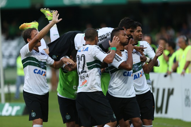 Wallyson pede silêncio à torcida do Londrina após o terceiro gol, marcado por Hélder. | IVONALDO ALEXANDRE/GAZETA