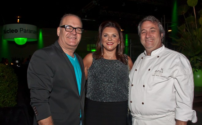 A dupla Roberto Amaral da Cunha e Beatriz Séra, que assinou a badalada festa de 14 anos do Núcleo Paranaense de Decoração, com o chef Flávio Frenkel, da Anis Gastronomia, responsável pelas saborosas comidinhas do evento. | Dani Santana