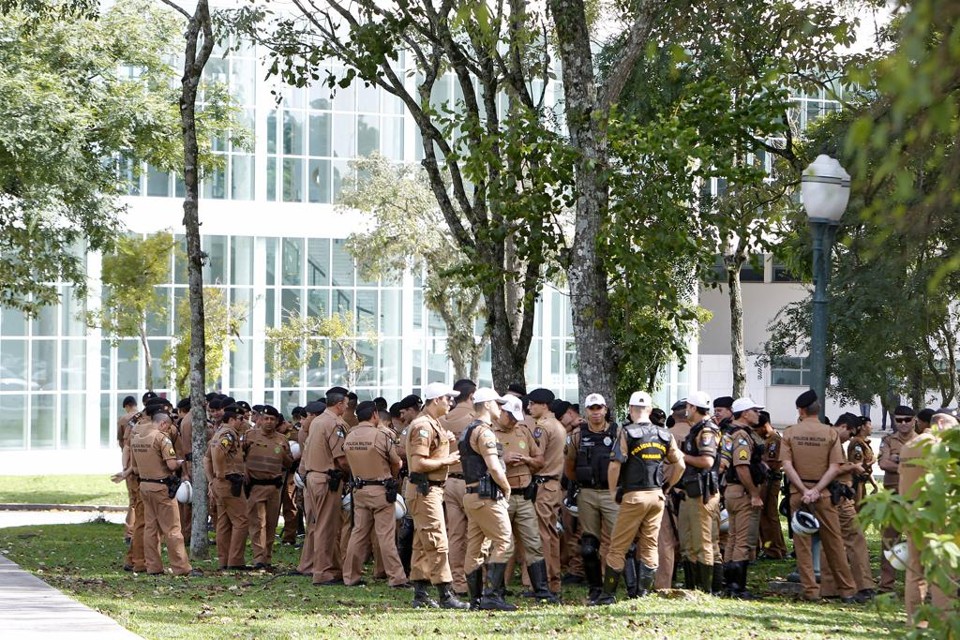 Policiais militares  estavam na frente da Assembleia Legislativa na tarde deste sábado | Antônio More/Gazeta do Povo