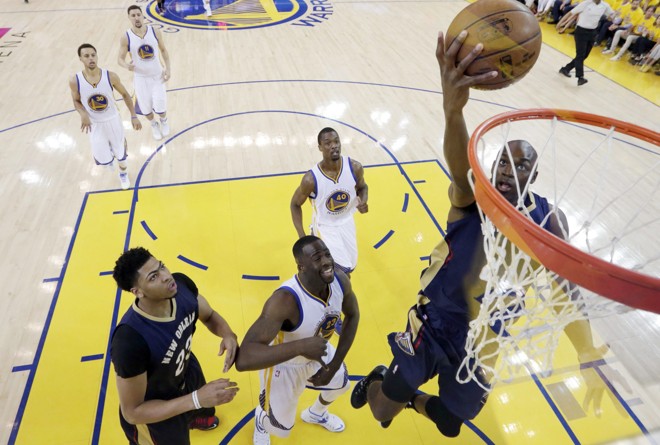 VIDRADO Não havia nada no mundo que pudesse tirar os olhos Quincy Pondexter, dos Pelicans, da bola que ele colocaria no aro. Nada! | JOHN G. MABANGLO/EFE