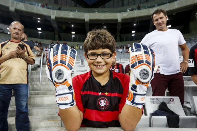 O pequeno torcedor levou as luvas para arquibancada, sem imaginar como Weverton teria trabalho. | Brunno Covello/Gazeta do Povo