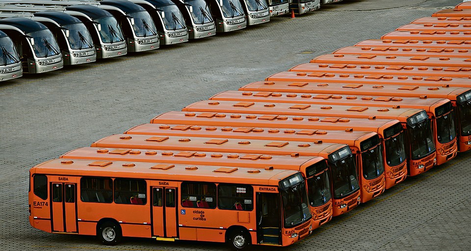 Empresas de ônibus travam guerra jurídica com a Urbs Em uma das ações, as empresas pedem uma indenização à prefeitura de Curitiba por valores que foram investidos mas ainda não foram amortizados. | Daniel Castellano/Gazeta do Povo