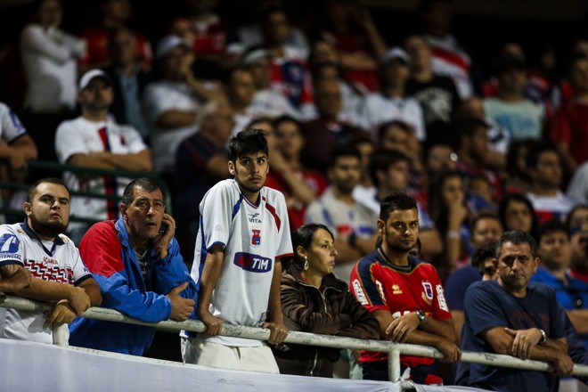 A torcida do Paraná ocupou em bom número a arquibancada do Couto Pereira. | Brunno Covello/Gazeta do Povo