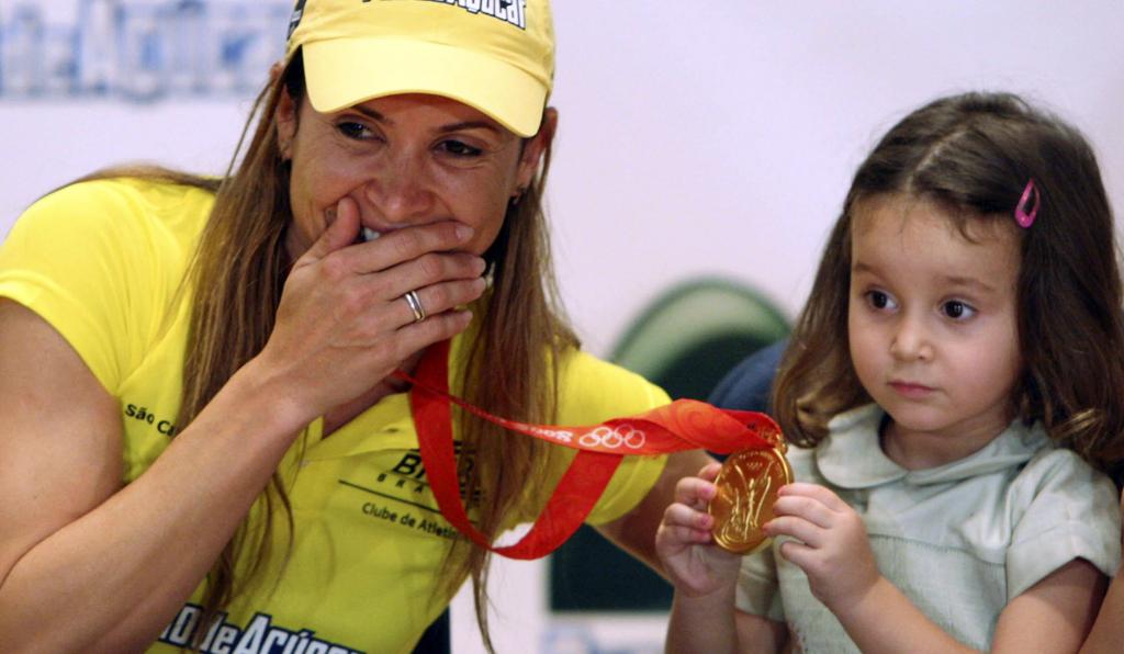 Maurren Maggi e a medalha de ouro de Pequim-2008, trazida de presente para a filha Sofia. | PW/dh/STRINGER/BRAZIL