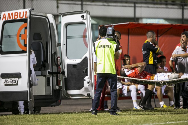 Pedrão deixou o campo de ambulância com cinco minutos de jogo. | Marcelo Andrade/Gazeta do Povo