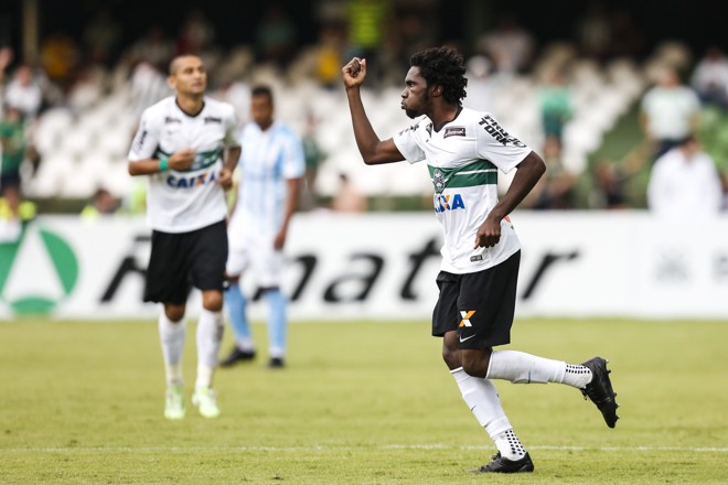 Negueba comemora o gol-relâmpago no segundo tempo. | Brunno Covello/Gazeta do Povo