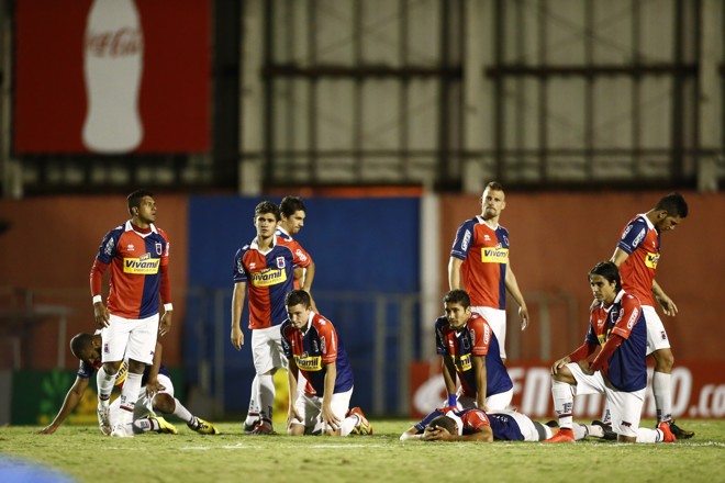 Fim de linha para o Tricolor na Vila Capanema: 5 a 4 para os baianos nos pênaltis, após vitória dos visitantes por 1 a 0 no tempo normal. | Hugo Harada/Gazeta do Povo