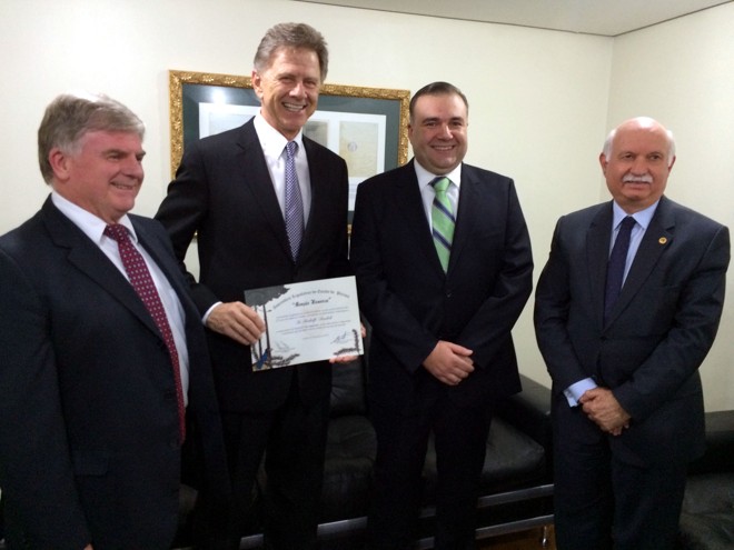 Com porte esgalgo e elegante, o arquiteto Rodolfo Doubek Filho exibe láurea conferida nos 322 anos de Curitiba, proposição do deputado Ney Leprevost, à sua esquerda. Nos extremos, o presidente do TRE, desembargador Jucimar Novochadlo, e o presidente do TJ/PR, desembargador Paulo Roberto Vanconcelos. Em cerimônia na Assembléia Legislativa do Paraná. | Stella Winnikes