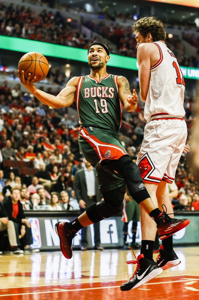 TÔ PASSANDO Jerryd Bayless passa rindo à toa por Marc Gasol, que até se encolhe para não estragar a foto. | TANNEN MAURY/EFE