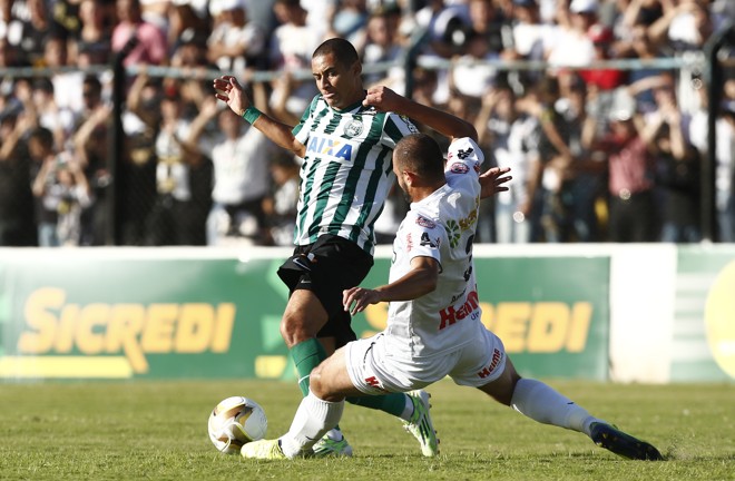 Douglas Mendes tenta dar o bote no atacante do Coritiba | Hugo Harada/Gazeta do Povo