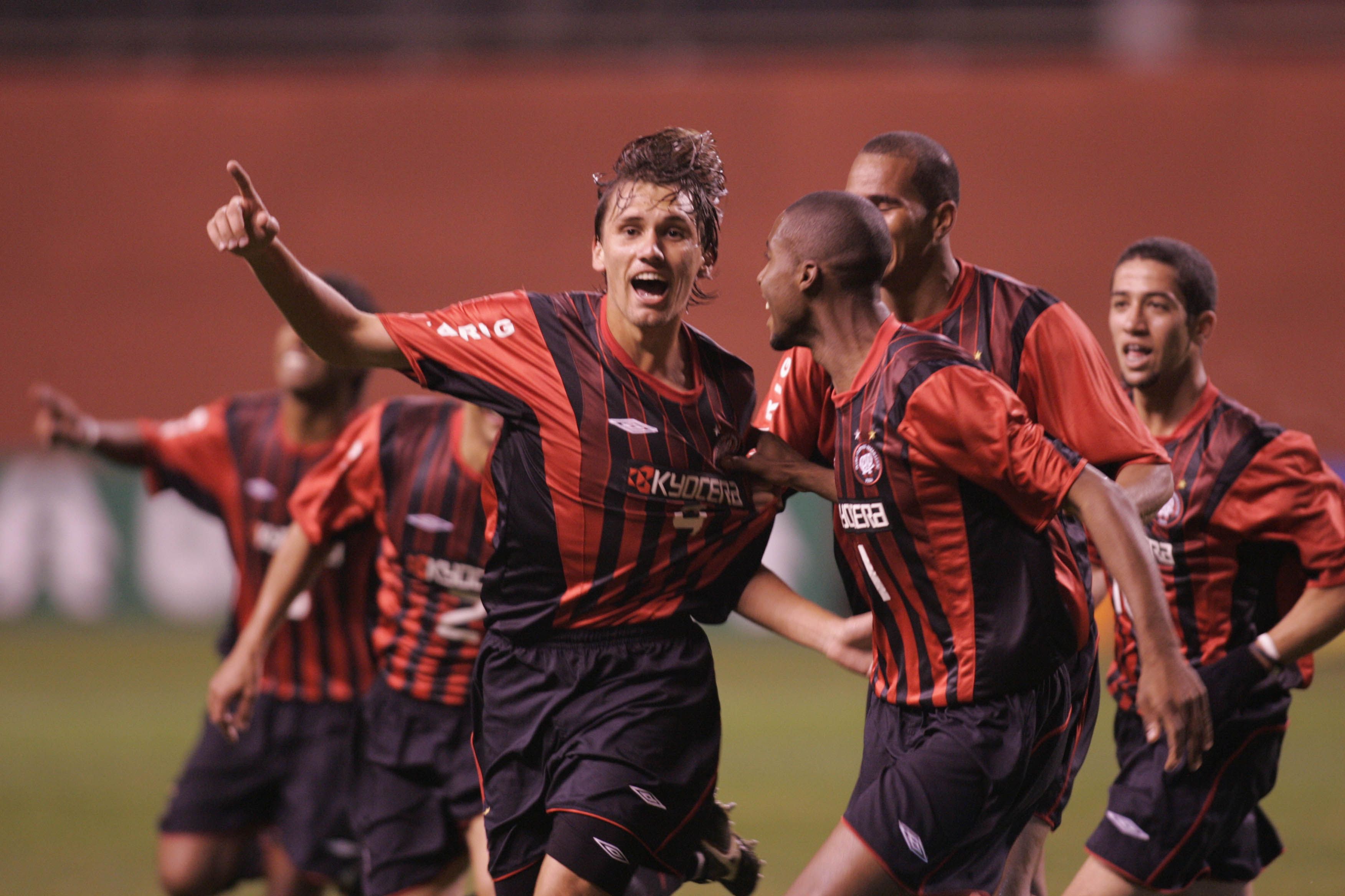 Paulo André (à esq.) e Lima comemoram com os companheiros um dos 7 gols contra o Vasco, no Brasileiro de 2005. | VALTERCI SANTOS/GAZETA