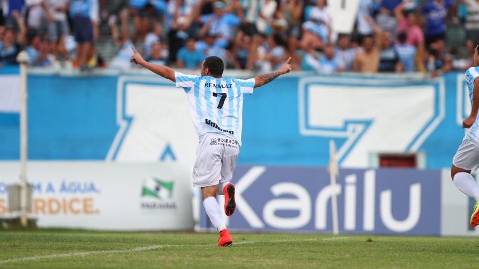 Paulinho encobriu Vaná para fazer o gol da vitória do LEC> | Gilberto Abelha/Jornal de Londrina