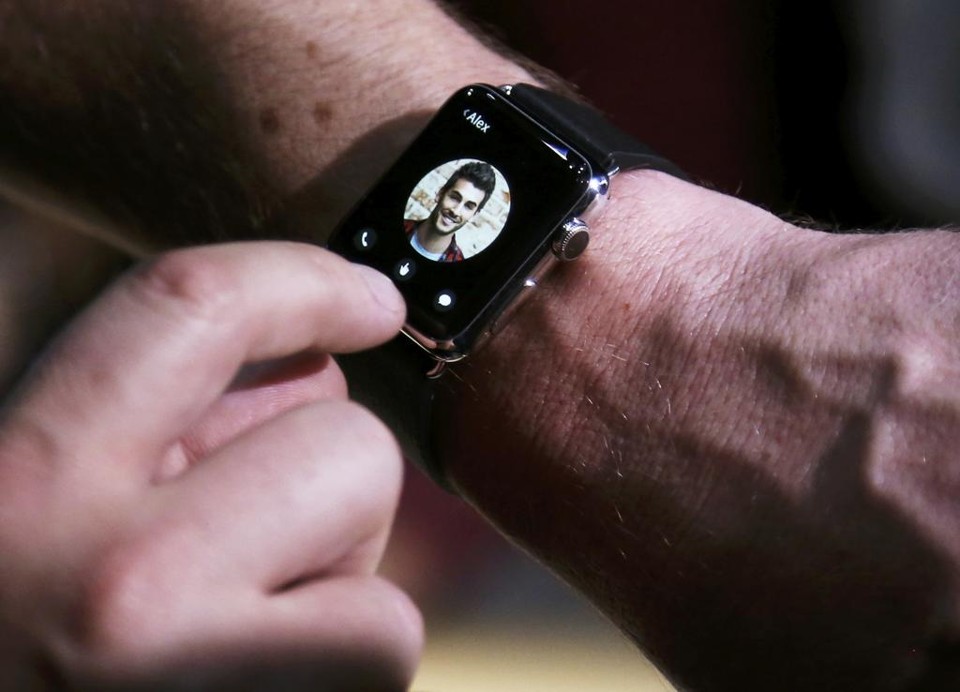 Apple Watch teve todas as 957 mil unidades comercializadas ainda no período de pré-venda. | Robert Galbraith /Reuters