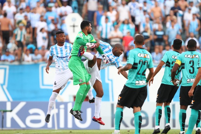 Depois de socar a bola, Vaná dá um tranco em Diogo Roque. | Gilberto Abelha/Jornal de Londrina