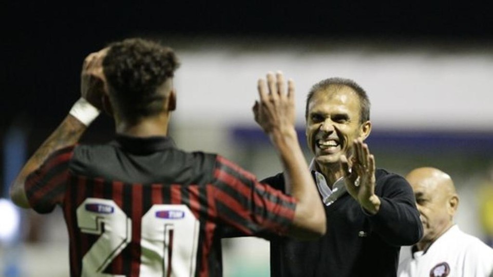 Milton Mendes tem evitado entrar em atrito com a diretoria do Atlético. | Daniel Castellano/Gazeta do Povo