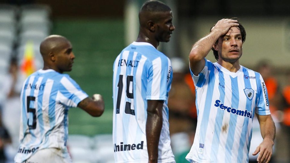Diogo Roque, Henry Kanu e Germano lamentam a eliminação do Londrina pelo Coritiba. | Brunno Covello/Gazeta do Povo