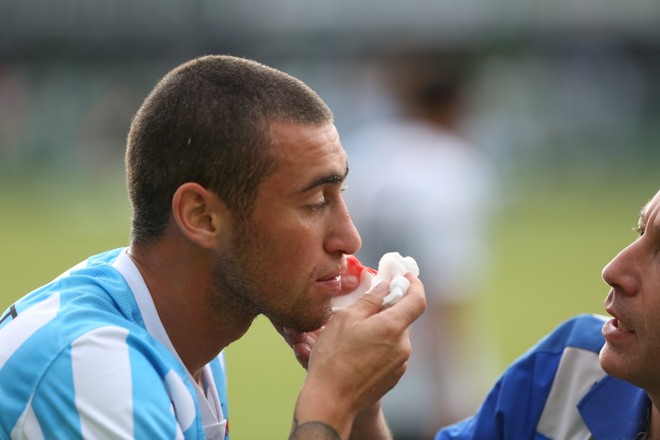 Paulinho levou uma cotovelada de Leandro Almeida e chegou a sangrar. | IVONALDO ALEXANDRE/GAZETA