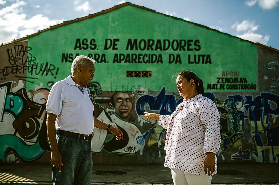 A líder comunitária Palmira Oliveira mostra o museu para o guia de turismo Luís Carlos dos Santos | Brunno Covello/Gazeta do Povo