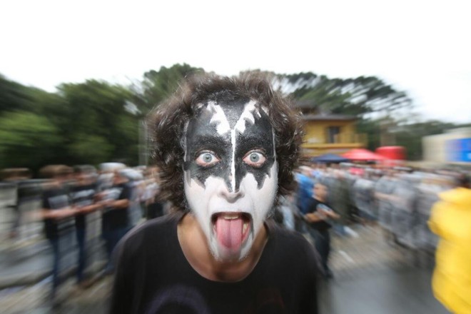 Fãs aguardam na chuva a abertura dos portões para o show do Kiss na Pedreira Paulo Leminski. | Daniel Castellano/Gazeta do Povo