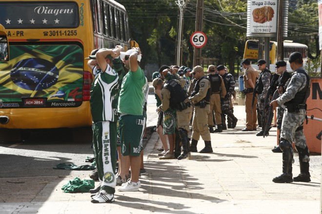 Torcedores do Coxa foram revistados pela PM antes de entrar no estádio |