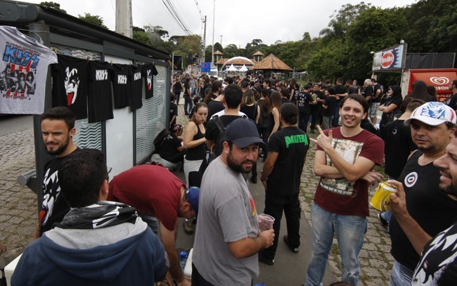 Camisetas da banda também estão sendo vendidas por ambulantes no local. | Aniele Nascimento/Gazeta do Povo