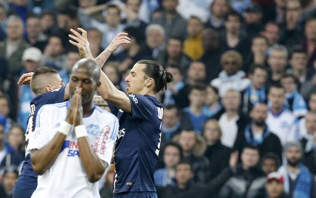 Ibrahimovic (à dir.) comemora com Marco Verratti o gol contra de Jeremy Morel (à frente), na vitória da equipe parisiense. | Eric Gaillard/Reuters
