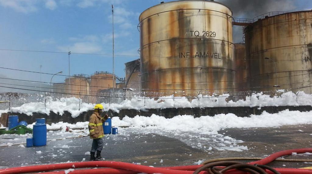Bombeiros controlam incêndio ao lado do Porto de Santos. | Corpo de Bombeiros/PMESP