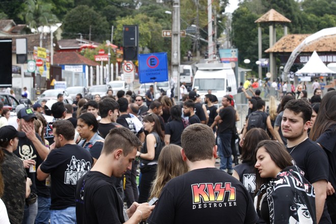 A maioria dos fãs foi à Pedreira Paulo Leminski usando camisetas da banda. | Aniele Nascimento/Gazeta do Povo