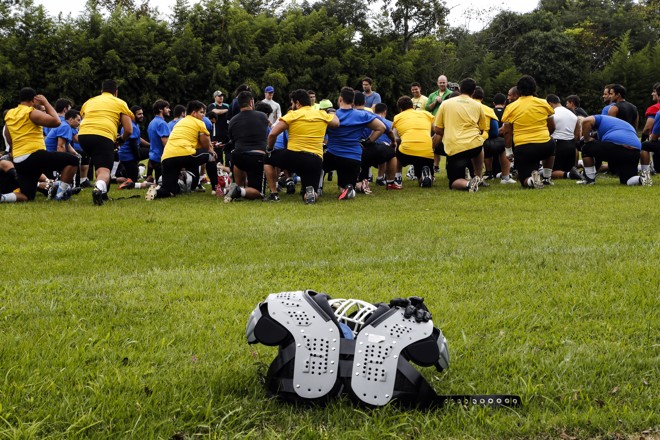 Seleção Brasileira de Futebol Americano fazendo um treinamento intensivo no feriado de Tiradentes na Unicentro em Irati, interior do Paraná. Seleção se prepara para a primeira participação do Brasil na Copa do Mundo de Futebol Americano. danilo Muller head coach falando com os jogadores. | Albari Rosa/gazeta do povo