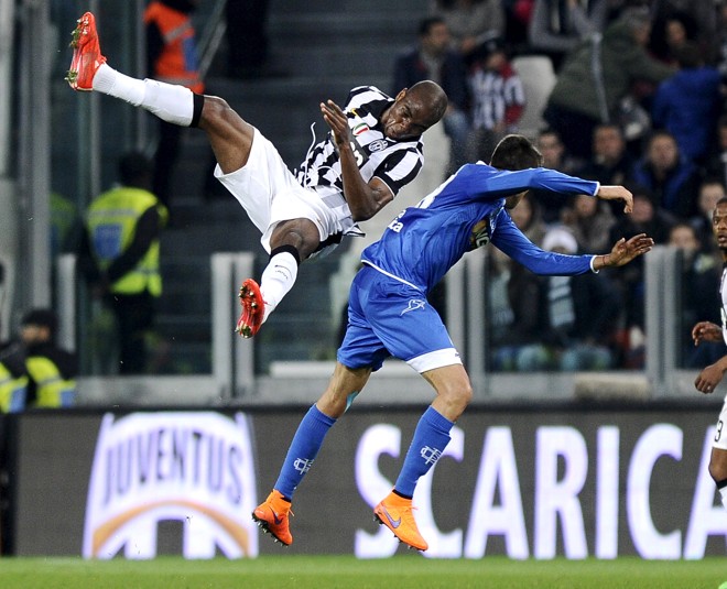 TOBOGÃ: Angelo Ogbonna, da Juventus, desliza pelas costas de Matias Vecino, do Empoli, no duelo pelo campeonato italiano. | GIORGIO PEROTTINO/REUTERS