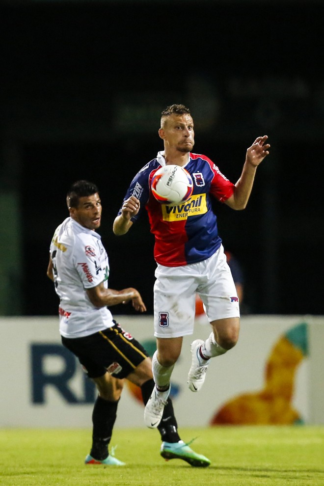 Cleiton leva a melhor na disputa com Douglas. | Brunno Covello/Gazeta do Povo