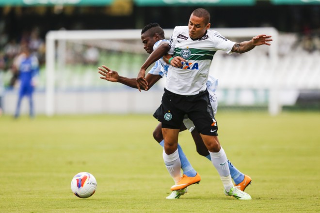 Wellington Paulista recebe marcação do colombiano Jhon Murillo. | Brunno Covello/Gazeta do Povo