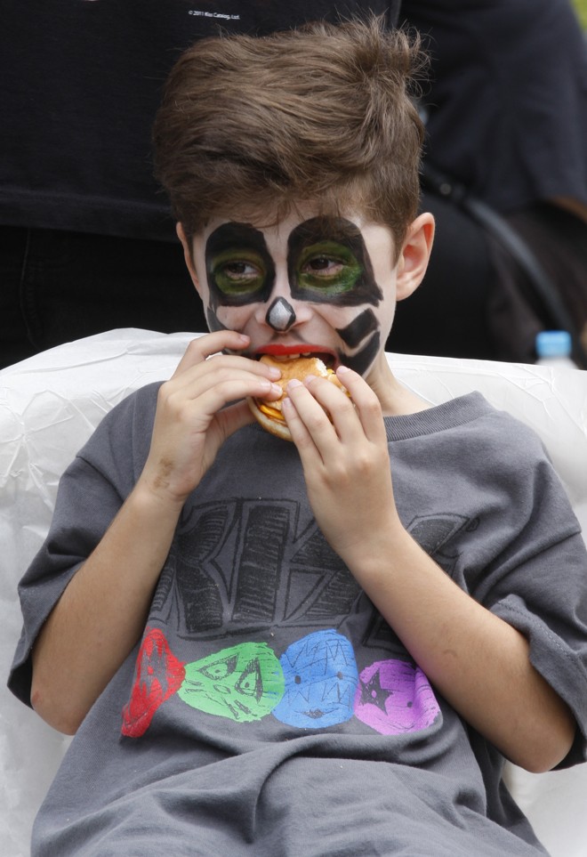Também devidamente pintado, Otávio, de 8 anos, era provavelmente o mais novo da fila. | Aniele Nascimento/Gazeta do Povo