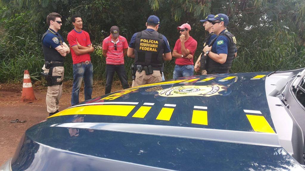 Policiais rodoviários federais negociam com manifestantes a liberação de caminhões parados em Toledo, na BR-476 | Divulgação/PRF